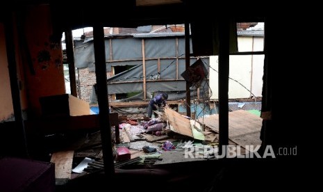 Pekerja membongkar bangunan salah satu cafe di Kalijodo, Jakarta, Jumat (26/2).