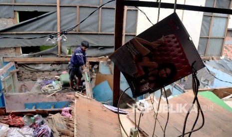 Pekerja membongkar bangunan salah satu cafe di Kalijodo, Jakarta, Jumat (26/2).