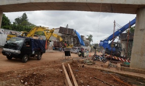 Pekerja membongkar kembali beton penyangga jembatan Tol Depok-Antasari yang roboh, Pondok Labu, Jakarta Selatan, Senin (14/12). (Republika/Yasin Habibi)