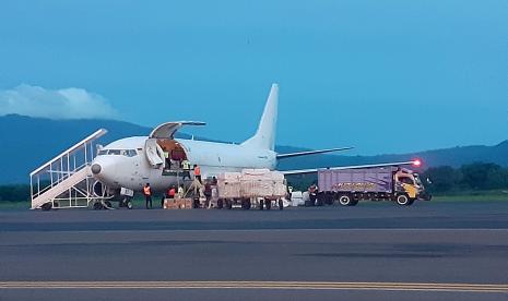 Pekerja membongkar muat bantuan logistik dari pesawat terbang di Bandara Frans Seda, Maumere, NTT, Senin (5/4/2021). Kementerian Sosial menyalurkan bantuan tanggap darurat berupa logistik sekitar Rp2,6 miliar untuk memenuhi kebutuhan mendasar dan meringankan beban para korban banjir dan tanah longsor di sejumlah wilayah di NTT.