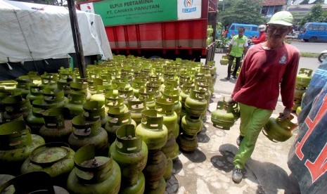 Pekerja membongkar muat gas Elpiji tiga Kg bersubsidi di agen kawasan Cibinong, Bogor, Jawa Barat, Kamis (10/1/2019).