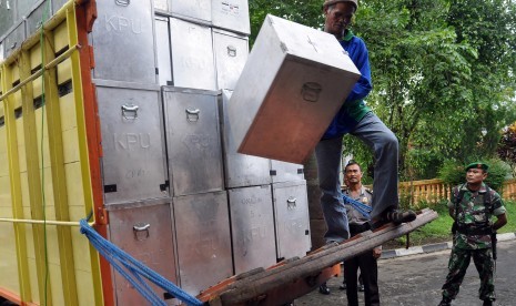 Pekerja membongkar muat kotak suara Pilpres dari bak truk saat dilakukan penarikan logistik Pilpres 2014 di KPUD Temanggung, Jawa Tengah, Selasa (15/7).