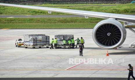 Pekerja membongkar muat logistik MotoGP dari atas pesawat kargo Boeing 777 Freighter Qatar Airways di Bandara Internasional Lombok (BIL), Praya, Lombok Tengah, NTB, (ilustrasi). Direktur Utama AirNav Indonesia Polana Banguningsih Pramesti menyatakan, mulai hari ini Selasa (15/3/2022) hingga 25 Maret 2022, layanan navigasi di Cabang Lombok kembali dibuka 24 jam. 