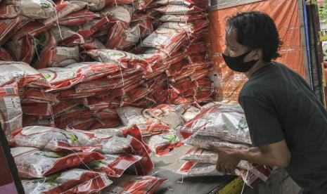 Pekerja membongkar muat tambahan bantuan beras 10 kg di Kelurahan Harapan Baru, Bekasi, Jawa Barat, Senin (19/7/2021). Perum Bulog mulai menyalurkan bantuan beras tambahan PPKM Darurat COVID-19 untuk 10 juta Keluarga Penerima Manfaat (KPM) bantuan sosial tunai dan 10 juta KPM Program Keluarga Harapan (PKH) di Indonesia.