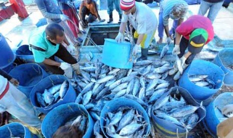 Pekerja membongkar muatan ikan-ikan hasil tangkapan nelayan di Pelabuhan Perikanan Samudera Nizam Zachman, Muara Baru, Jakarta.