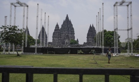 Pekerja membongkar panggung untuk konser Dream Theater (DT) di Taman Wisata Candi Prambanan, Sleman, DI Yogyakarta, Kamis (28/9). 