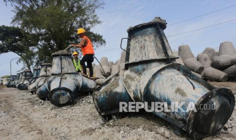 Pekerja membuat batu pemecah ombak jenis tetrapod di Desa Suak Indrapuri, Kecamatan Johan Pahlawan, Aceh Barat, Aceh, Sabtu (5/6/2021). Batu pemecah ombak jenis tetrapod berfungsi sebagai unit pelindung gelombang untuk mengurangi erosi dan abrasi pantai.