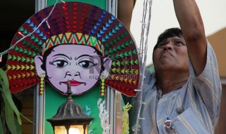  Pekerja membuat dekorasi rumah Betawi untuk acara Lebaran Betawi di Lapangan Silang Monas, Jakarta Pusat, Jumat (30/8). (Republika/Yasin Habibi)