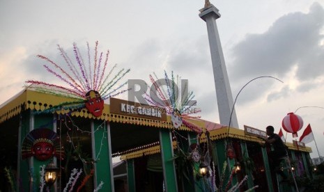  Pekerja membuat dekorasi rumah Betawi untuk acara Lebaran Betawi di Lapangan Silang Monas, Jakarta Pusat, Jumat (30/8). (Republika/Yasin Habibi)