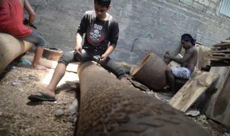 Pekerja membuat kerajinan dari kayu di Tegalalang, Bali, Senin (8/10). Terdapat peningkatan pada kredit modal kerja selama tiga bulan terakhir.