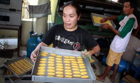 Pekerja membuat kue kering di industri kecil rumahan di Kwitang, Jakarta Pusat, Selasa (15/7). (Republika/ Yasin Habibi)