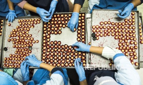 Pekerja membuat kue kering di pabrik Ina Cookies, Bandung, Jawa Barat (ilustrasi)