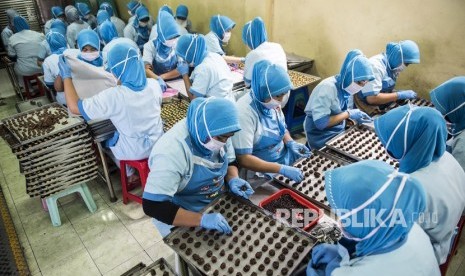 Pekerja membuat kue kering di pabrik Ina Cookies, Bandung, Jawa Barat.