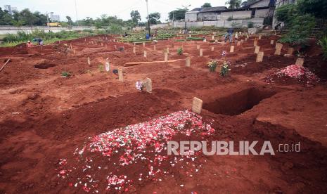 Pekerja membuat lubang makam untuk jenazah kasus COVID-19 di TPU khusus COVID-19 di Jombang, Tangerang Selatan, Banten, Rabu (23/2/2022). Satuan Tugas (Satgas) Penanganan Covid-19 mengumumkan adanya penambahan 257 pasien Covid-19 yang meninggal dunia pada Selasa (22/2/2022). Tertinggi ada di Prov Jawa Tengah dengan 64 kasus kematian.