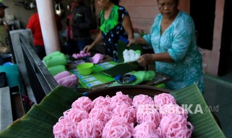 Pekerja membuat makanan khas bulan Ramadhan patola di Karangrejo, Banyuwangi,Jawa Timur, Kamis (9/5/2019). 