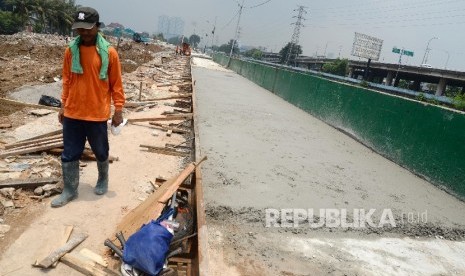 Pekerja membuat pondasi turap jalan sebagai awal pengerjaan proyek penataan ulang Kalijodo, Jakarta, Kamis (10/3). (Republika/Yasin Habibi)