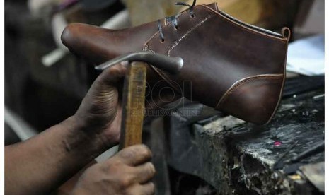 Industri sepatu produksi rumahan yang masih menggunakan alat sederhana 