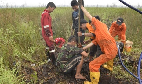 Pekerja membuat sumur bor di sekitar lahan gambut di Palangka Raya, Kalteng, Kamis (29/10).