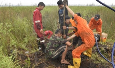 Pekerja membuat sumur bor di sekitar lahan gambut di Palangka Raya, Kalteng, Kamis (29/10).