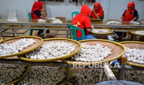 Pekerja membuat tahu bulat produk Tahu Bulat Asian di Desa Sarimukti, Kabupaten Ciamis, Jawa Barat, Senin (31/5/2021). Pelaku usaha tahu bulat menurunkan jumlah produksi dari sebelumnya 1,5 juta pcs menjadi 250-400 ribu pcs per hari akibat kenaikan harga kedelai, bahkan pengusaha juga mengurangi jumlah karyawan menjadi 90 orang dari sebelumnya 250 pegawai. 