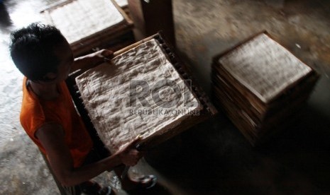  Pekerja membuat tahu dan tempe di Perumahan Industri Kecil (PIK) Primkopti Sentra Tahu dan Tempe Semanan, Kalideres, Jakarta Barat, Jumat (8/8). Hasil pembuatan tahu dan tempe di jual ke beberapa pasar di wilayah Jakarta dan Tangerang. 