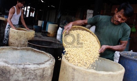 Pembuatan tahu dan tempe, salah satu industri kecil yang ditekuni masyarakat (ilustrasi) 