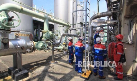 Pekerja memeriksa fasilitas pengolahan di Pertamina RU VI Balongan, Indramayu, Jawa Barat, Senin (19/2).