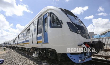 Pekerja memeriksa gerbong Light Rail Transit (LRT) di Depo LRT Jakabaring, Palembang, Sumatera Selatan, Kamis (17/5). 