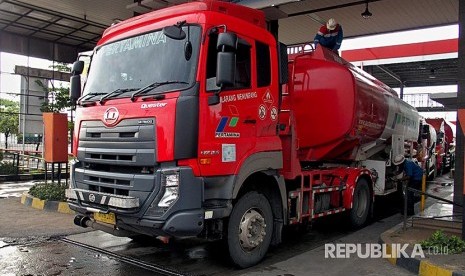 Pekerja memeriksa isi tangki truk pengangkut BBM, di Depo Pertamina Pengapon, Semarang, Jawa Tengah, Jumat (22/12). Menjelang Natal dan Tahun Baru 2018, Pertamina MOR IV Jateng-DIY menyiapkan 18 SPBU kantong yang tersebar di berbagai wilayah Jateng dan DIY untuk mengantisipasi terjadinya peningkatan kebutuhan konsumsi BBM yang diperkirakan akan naik, yaitu Premium 10 persen, Pertamax 11 persen, Pertalite 11 persen, Dexlite 18 persen, dan Pertamina Dex 31 persen.