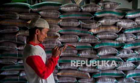 Pekerja memeriksa logistik bantuan beras di gudang beras milik Gapoktan Sangkanwangi, Lebak, Banten. Presiden Joko Widodo resmi menekan Peraturan Presiden Nomor 125 Tahun 2020 tentang Penyelenggaraan Cadangan Pangan Pemerintah atau CPP untuk 11 komoditas pangan. Pengadaan cadangan pangan ini nantinya akan menugaskan Perum Bulog dan Holding BUMN Pangan sebagai pengelola CPP.