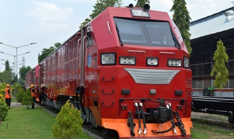 Pekerja memeriksa lokomotif buatan PT Industri Kereta Api (Inka) di pabrik PT Inka Madiun, Jawa Timur, Jumat (20/11).