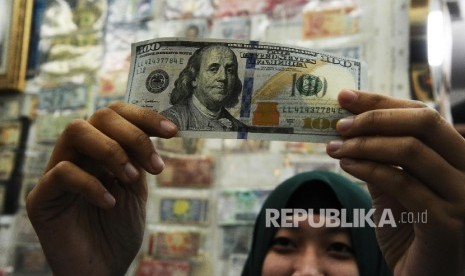 Pekerja memeriksa mata uang dolar di Jakarta, Selasa (13/9).