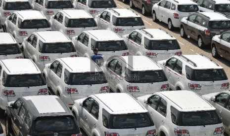  Pekerja memeriksa mobil-mobil yang siap di ekspor melalui pelabuhan Tanjung Priok Car Terminal, Jakarta.