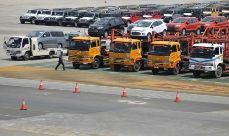 Pekerja memeriksa mobil-mobil yang siap di ekspor melalui pelabuhan Tanjung Priok Car Terminal, Jakarta,?Senin (6/5)