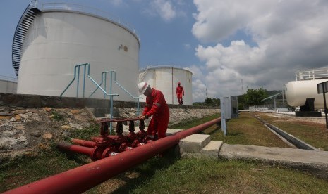 Pekerja memeriksa pipa saluran di Terminal Bahan Bakar Minyak (TBBM) Krueng Raya, Kecamatan Mesjid Raya, Aceh Besar, Aceh, Selasa (10/5).