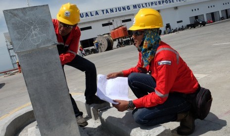 Pekerja memeriksa salah satu fasilitas Pelabuhan Multi Purpose Kuala Tanjung milik PT Pelindo I, di Batubara, Sumatera Utara, Sabtu (14/7).