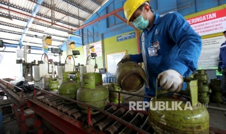 Pekerja memeriksa segel tabung LPG ukuran tiga kilogram di Depot LPG Tanjung Priok, Jakarta, Jumat (28/7).