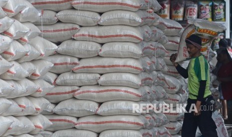 Pekerja memikul beras di Pasar Induk Beras Cipinang Jakarta, Ahad (24/9).