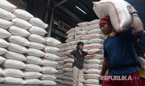 Pekerja memikul beras di Pasar Induk Beras Cipinang Jakarta, Ahad (24/9). Pasar Induk Beras Cipinang harga tertinggi beras kualitas medium yakni Rp 9.000/kg, sementara untuk harga tertinggi beras kualitas premium, yakni Rp 11.400/kg. Harga beras yang ditetapkan itu sudah sesuai aturan dari Menteri Perdagangan tentang Harga Eceran Tertinggi (HET) beras kualitas medium dan premium.