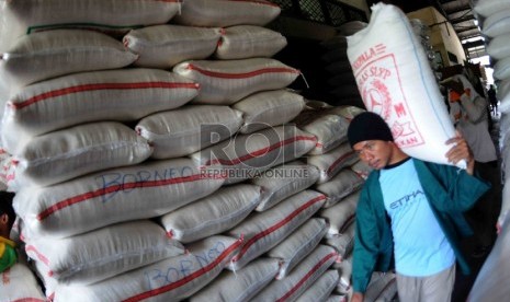  Pekerja memikul karung beras di Pasar Induk Cipinang, Jakarta, Kamis (15/10).