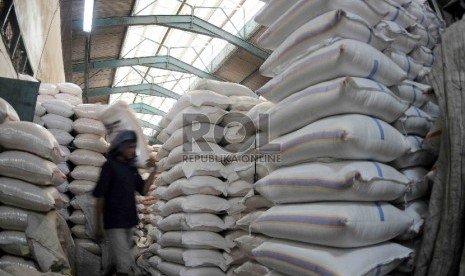  Pekerja memikul karung beras di Pasar Induk Cipinang, Jakarta, Kamis (15/10).