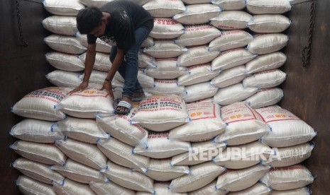  Pekerja memilah beras di Pasar Induk Beras Cipinang, Jakarta Timur, Kamis (13/4).