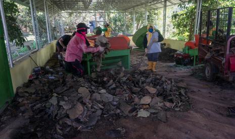 Pekerja memilah sampah daun kering (ilustrasi). Pakar Pengendalian Udara dari Universitas Andalas (Unand) Sumatra Barat (Sumbar) Dr Fadjar Goembira mengatakan pengolahan sampah seperti daun-daun kering menjadi sumber energi memiliki potensi besar untuk terus dikembangkan menjadi energi masa depan.