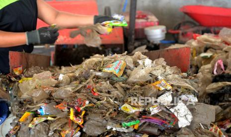 Pekerja memilah sampah di Tempat Pengolahan Sampah Terintegrasi (TPST) Sindu Mandiri, Desa Sinduadi, Sleman, Yogyakarta, Senin (11/9/2023). TPST Sindu Mandiri yang belum genap berusia satu bulan ini dibuat untuk mengatasi persoalan sampah di tingkat Desa Sinduadi yang bersamaan dengan ditutupnya TPST Piyungan. Saat ini pengolahan sampah tingkat kelurahan ini sudah menerima sampah sebanyak dua ton setiap harinya. Di sini juga tersedia pengolahan sampah organik dengan maggot serta alat pengepres sampah plastik menjadi kubus. Untuk sementara TPST ini hanya menerima sampah dari warga Sinduadi, dan tidak menutup kemungkinan akan menerima sampah dari warga desa lain nanti.