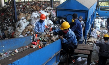 Pekerja memilah sampah saat uji coba pengoperasian mesin instalasi Pembangkit Listrik Tenaga Sampah (PLTSa) Tempat Pembuangan Akhir (TPA) Sumur Batu, di Bekasi, Jawa Barat, Jumat (2/8/2019). 