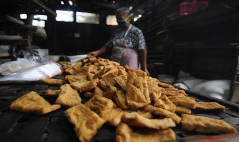 Pekerja memilah tahu yang telah jadi di Kalitaman, Salatiga, Jawa Tengah, Senin (21/2/2022). Produsen tahu mengeluhkan naiknya harga kedelai dari Rp7.000 per kilogram menjadi Rp11.000 per kilogram sehingga m,ereka terpaksa mengurangi produksi tahu.