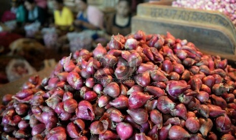 Pekerja memilih bawang merah di Pasar Induk Kramat Jati, Jakarta. ilustrasi (Republika/Prayogi)