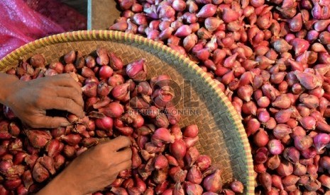 Pekerja memilih bawang merah di Pasar Induk Kramat Jati, Jalarta, Selasa (10/2). (Republika/Prayogi)