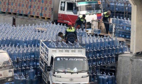  Pekerja memindahkan air kemasan galon.  Persoalan mengenai bahaya Bisfenol A (BPA) air minum dalam kemasan (AMDK) berbahan Polikarbonat (PC) atau galon guna ulang masih terus bergulir. Melihat itu, s