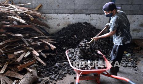 Berdasarkan survei, masih banyak orang yang membakar sampah rumah tangga.